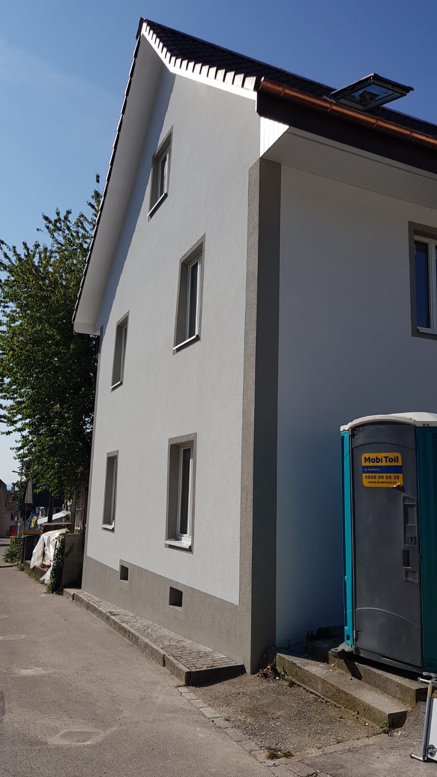 Hausfassade Renoviert — LUAN E.U GmbH — Vorher (1/2)